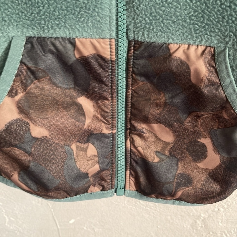 The North Face Green Hooded Sweater - Picture 5 of 6